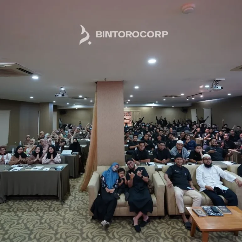 Foto bersama karyawan Bintoro Corp saat acara Pesantren Kilat