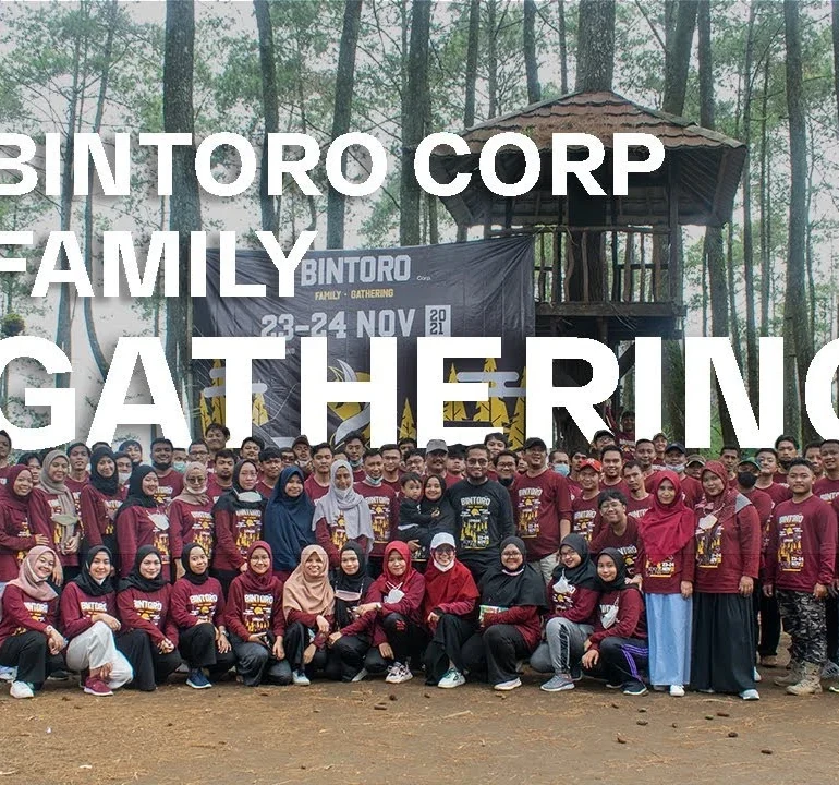Karyawan Bintoro Corp melakukan games team building di Lembang