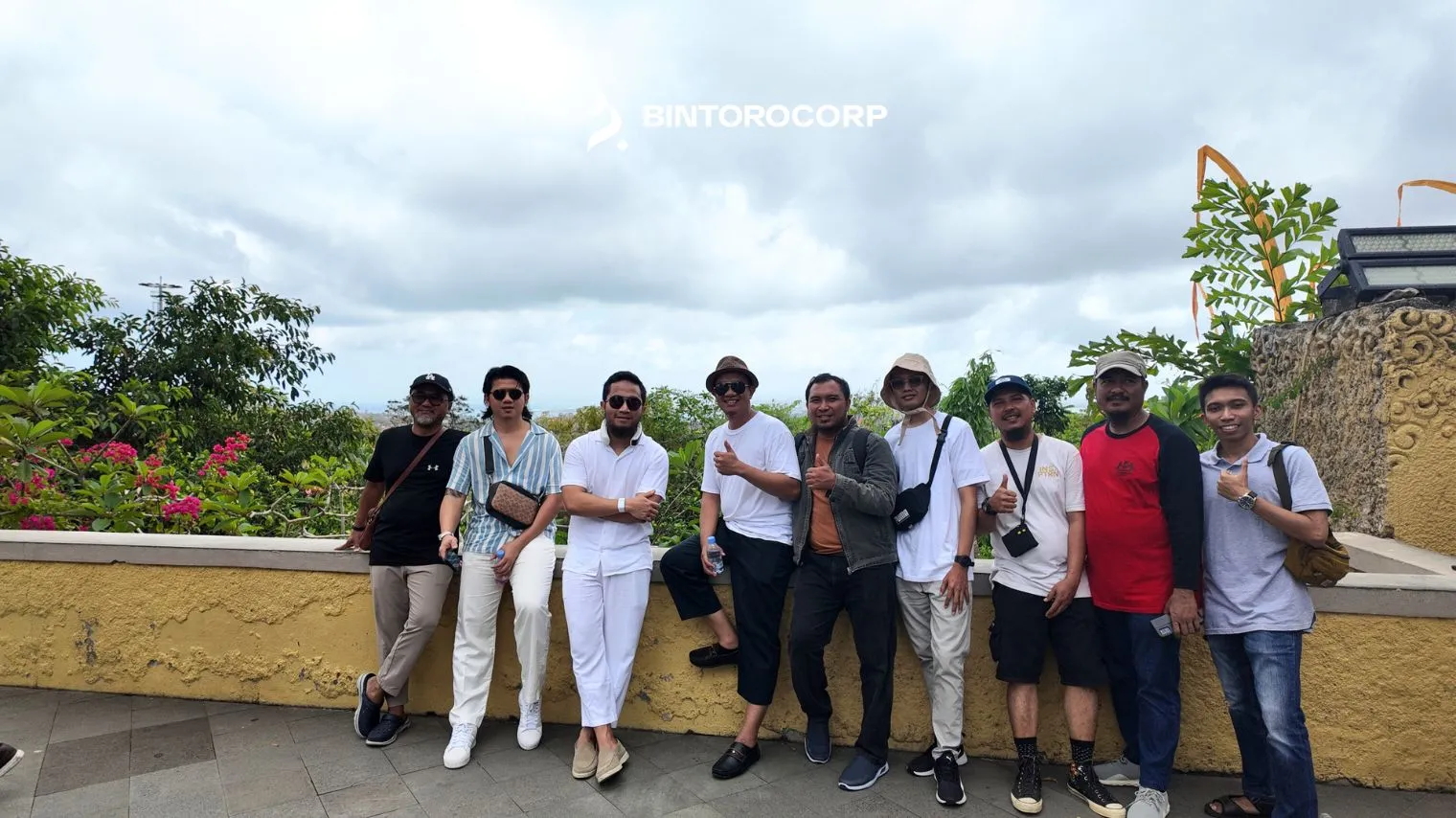 Keseruan liburan keluarga besar Bintoro Corp di Pantai Melasti Bali